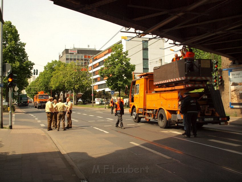 LKW riss Oberleitung ab Koeln Deutz Am Schnellert Siegburgerstr P150.JPG